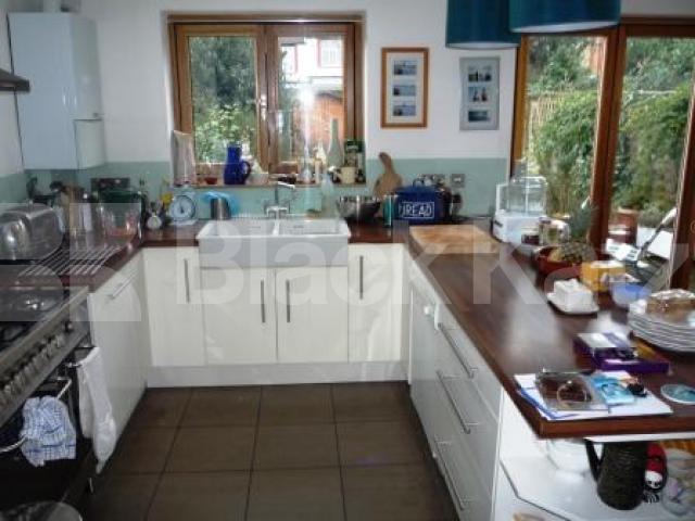 			5 Bedroom, 1 bath, 1 reception House			 Crestbrooke Avenue, PALMERS GREEN